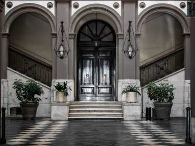 Risaliamo per andare a porci davanti all�accesso alle scalinate che conducono ai piani superiori, ornato da un loggiato comprendente tre archi a tutto sesto sostenuti da piccole colonne